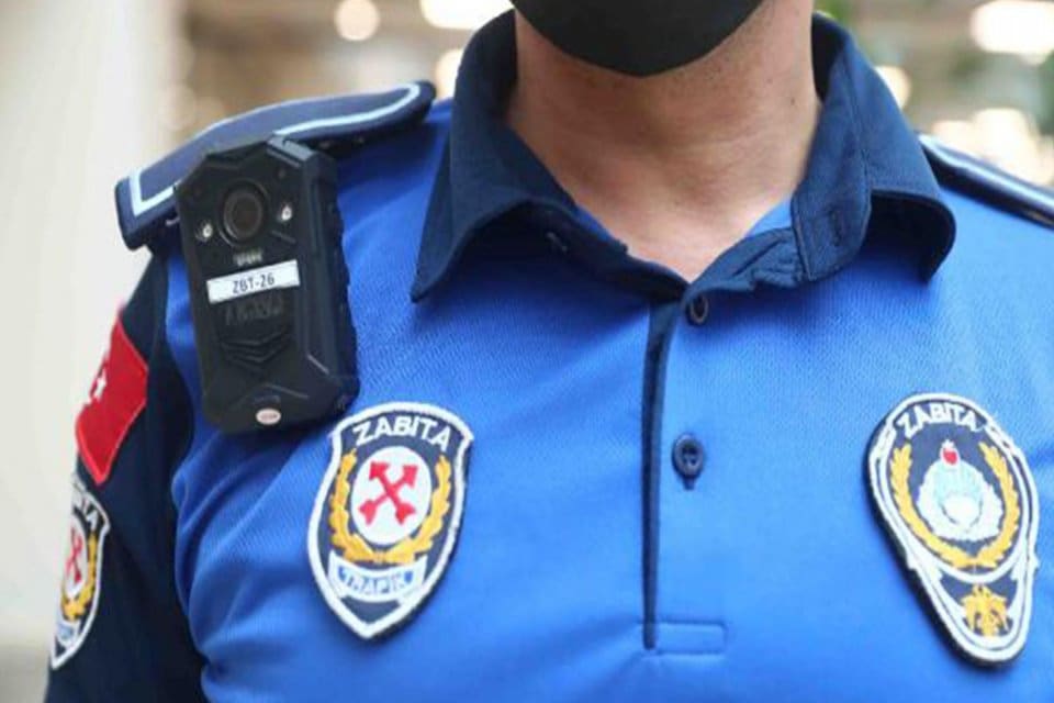Samsun'da bir zabıta memurunun kurcaladığı tabanca ateş aldı. Kazara kendini