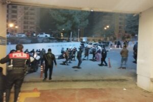 Şanlıurfa'da hastane bah&ccedil;esinde karşılaşan husumetli aileler arasında taşlı, sopalı, silahlı