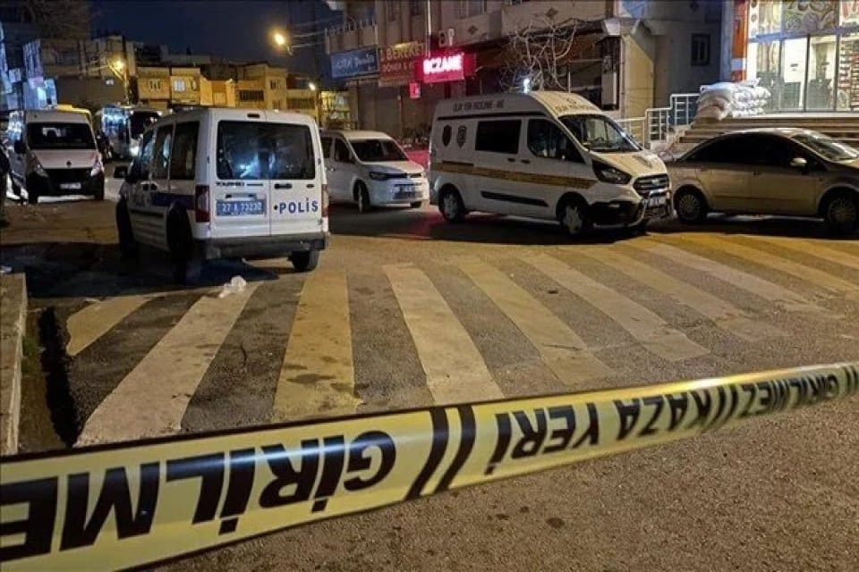 Gaziantep'in Şahinbey il&ccedil;esinde &ccedil;ıkan silahlı kavgada 1'i polis memuru 2