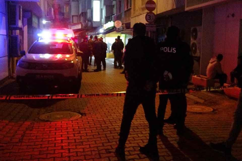 İZMİR'in Karşıyaka il&ccedil;esinde aralarında husumet olan iki grup arasında &ccedil;ıkan