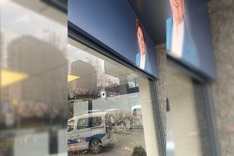 Zeytinburnu'nda bulunan İYİ Parti İstanbul İl Başkanlığı'na isabet eden mermilerle