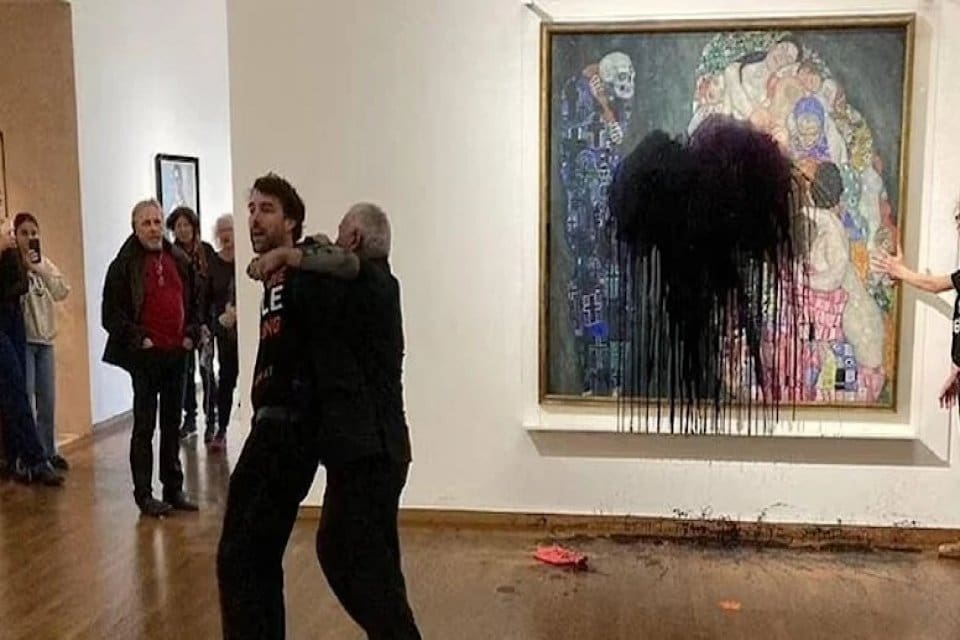 Son d&ouml;nemde galeri ve m&uuml;zelerde eylem d&uuml;zenleyerek sanat eserlerini tahrip