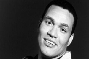 Yazarın ağabeyi komedyen Larry Wilmore, sosyal medya hesabından yaptığı paylaşımdan