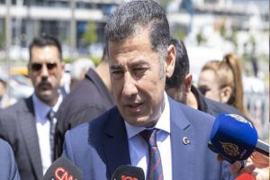 Oğan, yurt dışı oyların sayımının sürdüğü ATO Congresium önünde yaptığı