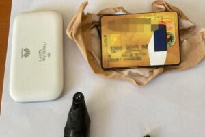 Kars&rsquo;ın Sarıkamış il&ccedil;esinde ehliyet sınavında elbisesine gizlediği d&uuml;zenekle kopya &ccedil;ekmeye