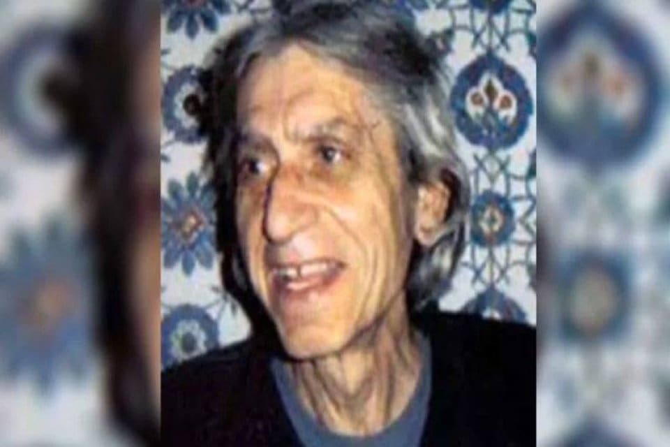 Uzun bir d&ouml;nem Cumhuriyet'te yazan, sinema yazarlarından, gazeteci Sungu &Ccedil;apan