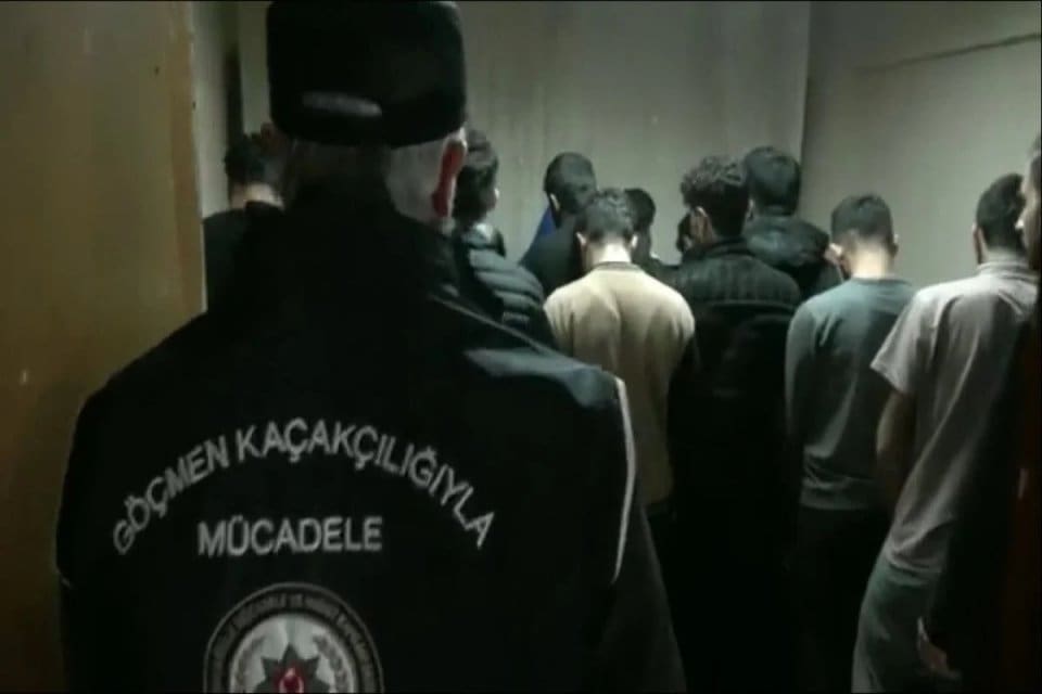 Edirne'de, polisin operasyonlarında 91 ka&ccedil;ak g&ouml;&ccedil;men yakalandı. Organizat&ouml;r oldukları gerek&ccedil;esiyle