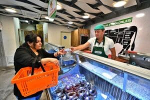 İzmir B&uuml;y&uuml;kşehir Belediyesi&rsquo;nin k&uuml;&ccedil;&uuml;k &uuml;reticiyi ihracat&ccedil;ıya d&ouml;n&uuml;şt&uuml;rmek i&ccedil;in oluşturduğu &ldquo;İzmirli&rdquo;