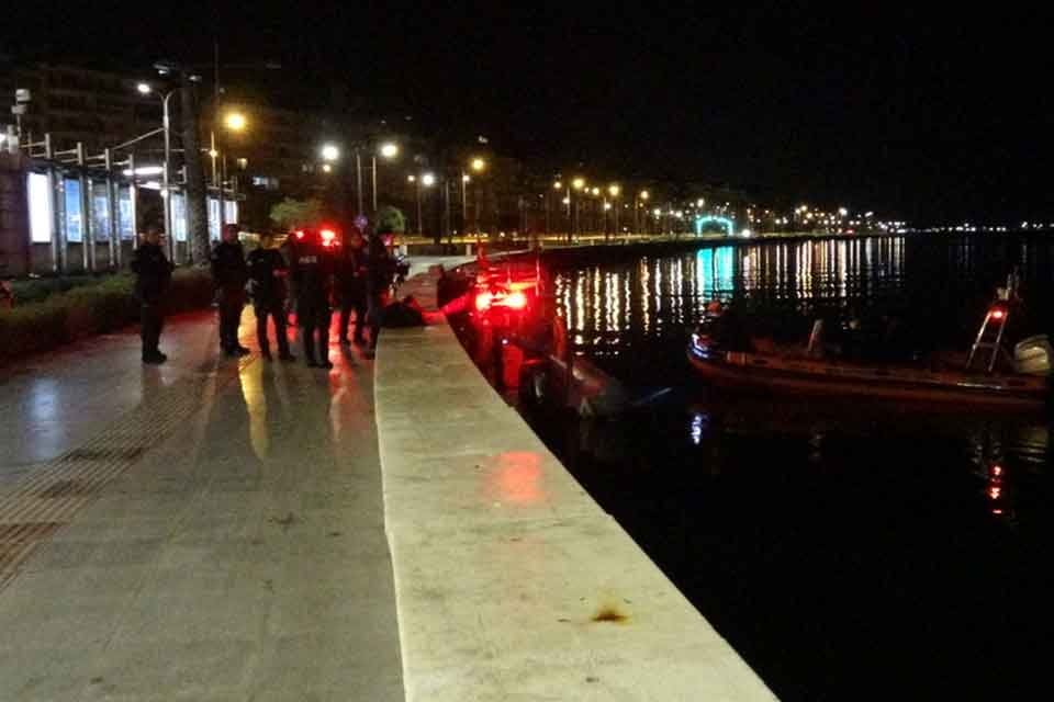 İZMİR'in Konak il&ccedil;esinde, balık tutan vatandaşlar tarafından denizde erkek cesedi