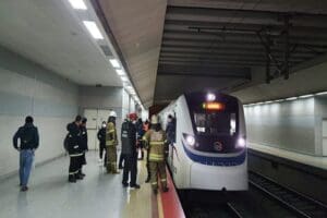 Şirinyer İZBAN istasyonunda bir kişi perona yaklaşmakta olan trenin &ouml;n&uuml;ne