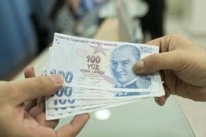 Bir&ccedil;ok sekt&ouml;rde işverenlerin, hayat pahalılığı altında ezilen &ccedil;alışanlarının maaşlarına y&uuml;zde
