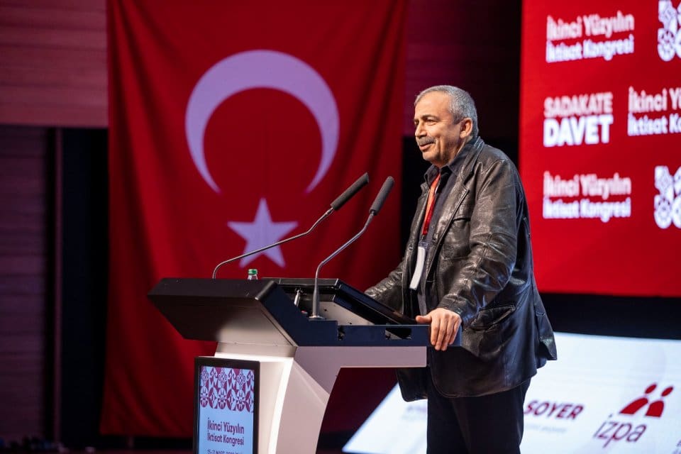 İzmir B&uuml;y&uuml;kşehir Belediyesi tarafından d&uuml;zenlenen İkinci Y&uuml;zyılın İktisat Kongresi&rsquo;nin &ldquo;Sadakate