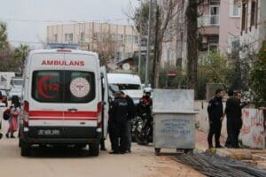 Antalya&rsquo;da sırtından meyve bı&ccedil;ağı ile bı&ccedil;aklanan bir kişi, arkadaşının ablasının