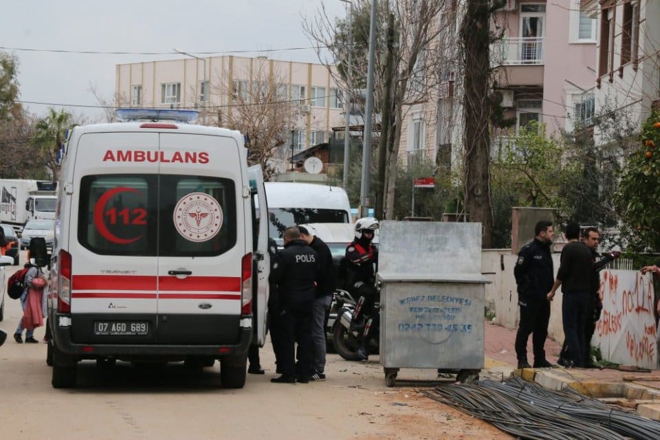 Antalya&rsquo;da sırtından meyve bı&ccedil;ağı ile bı&ccedil;aklanan bir kişi, arkadaşının ablasının