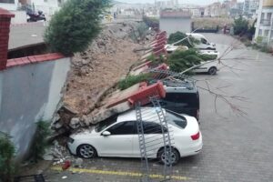İzmir'in Buca ilçesinde aralıklarla etkili olan sağanak nedeniyle bir sitenin