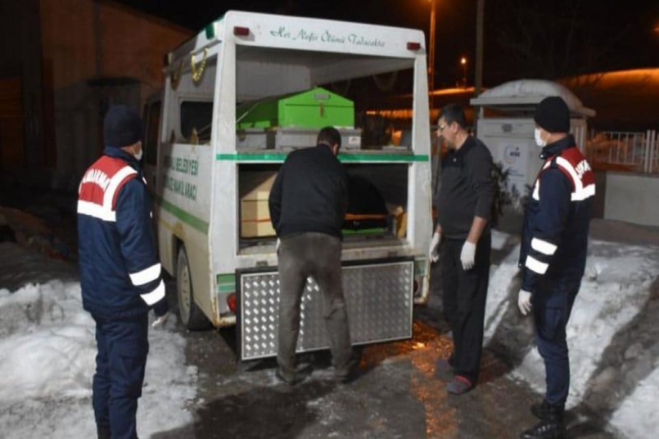 Sivas&rsquo;ın İmranlı il&ccedil;esi Eskikapımahmut k&ouml;y&uuml;nde bir evde yaşlı adamın par&ccedil;alanmış