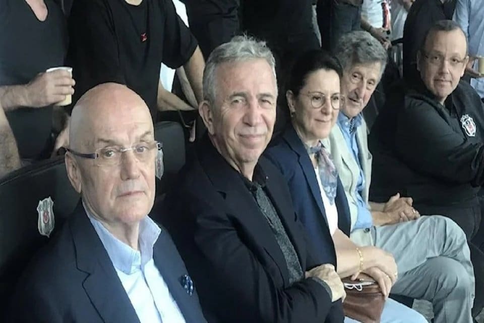 T&uuml;rkiye siyasetinin &ouml;nde gelen isimleri Beşiktaş-Fenerbah&ccedil;e derbisi i&ccedil;in Dolmabah&ccedil;e'deydi. Ali