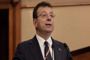 İstanbul B&uuml;y&uuml;kşehir Belediye Başkanı Ekrem İmamoğlu, 'YSK &uuml;yelerine hakaret' iddiasıyla,