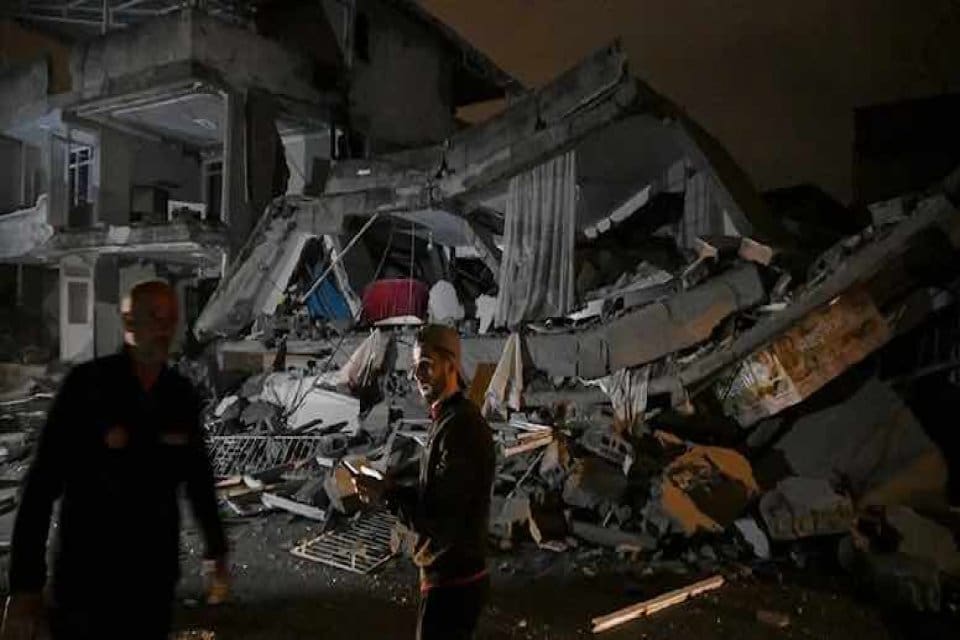 Hatay'ın Defne il&ccedil;esinde saat 20.04'te 6.4 b&uuml;y&uuml;kl&uuml;ğ&uuml;nde, Samandağ il&ccedil;esinde de