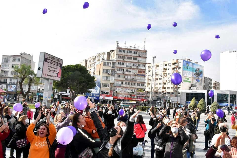 İZMİR'de valilik izinli bağış hesabı kampanyasına sosyal medyadan mor balonlar