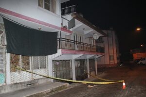 Manisa'nın Kula ilçesinde, ikinci kattaki evinin balkonunda soba kovası hazırlamak