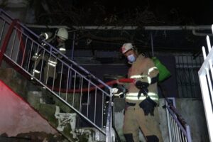 İzmir'in Karabağlar ilçesinde, iddiaya göre müstakil evde sobadan sıçrayan kıvılcımdan