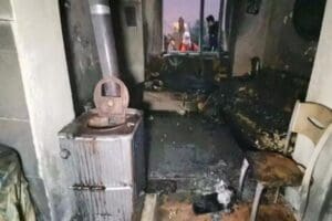 Ordu'nun Altınordu il&ccedil;esinde sobaya d&ouml;k&uuml;len benzinin parlaması sonucu &ccedil;ıkan yangında