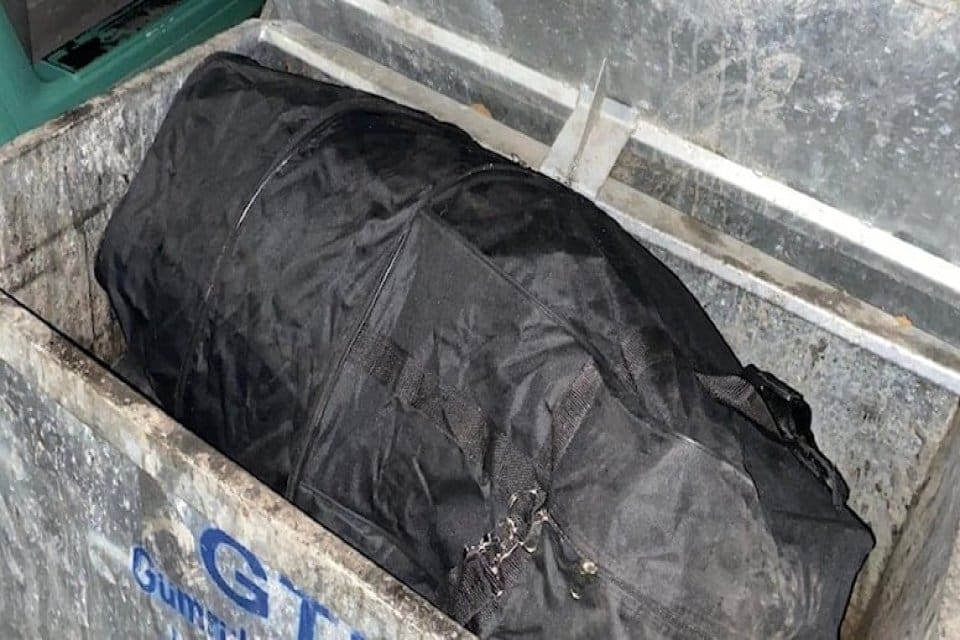 Kapıkule Sınır Kapısı'nda bir TIR şof&ouml;r&uuml;n&uuml;n &ccedil;&ouml;p konteynerine attığı iki