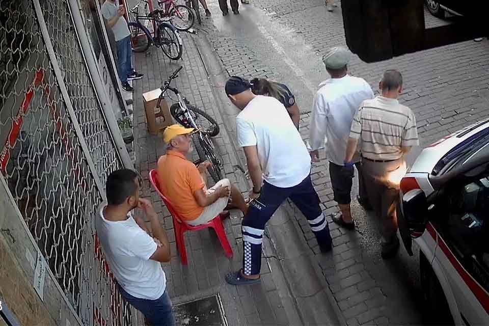 Aydın'ın İncirliova il&ccedil;esinde, bisikletli 2 kişi birka&ccedil; dakika arayla sokak