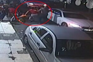 İzmir'in Konak il&ccedil;esinde G.&Ouml;.&rsquo;n&uuml;n, sokak ortasında eşi T.&Ouml;.'ye şiddet uyguladığı