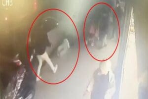 Sultangazi'de bir ş&uuml;pheli tartıştığı kişiyi, kaldırımda &ccedil;ocuğu ile bekleyen ailenin