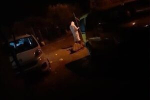 İzmir'in Menderes ilçesinde, Metin Zeybek (68) sokak ortasında kimliği belirsiz