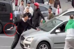 G&uuml;ng&ouml;ren'de aralarında husumet olduğu iddia edilen iki kişi cadde ortasında