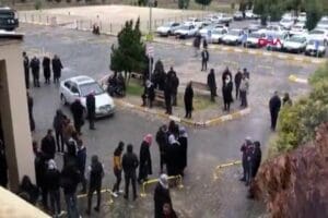 Şanlıurfa'nın Viranşehir il&ccedil;esinde, iki grup arasında sokak ortasında &ccedil;ıkan silahlı