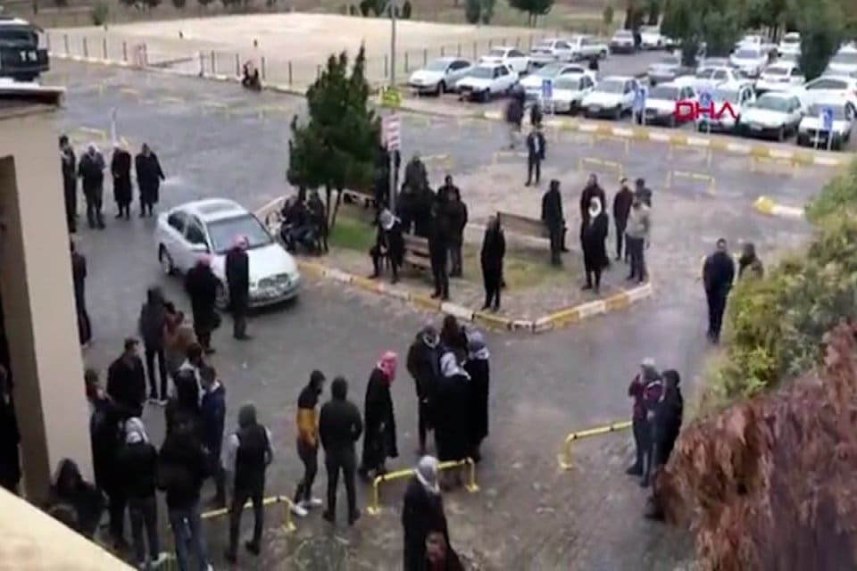 Şanlıurfa'nın Viranşehir il&ccedil;esinde, iki grup arasında sokak ortasında &ccedil;ıkan silahlı