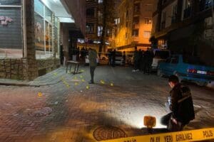 İstanbul Zeytinburnu&rsquo;nda aralarında husumet olduğu &ouml;ğrenilen iki grup arasında silahlı