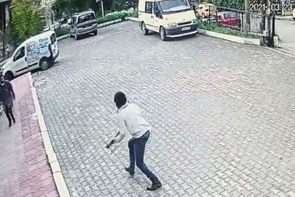 İzmir'in Bornova ilçesinde, husumetli iki grup arasında sokak ortasında silahlı