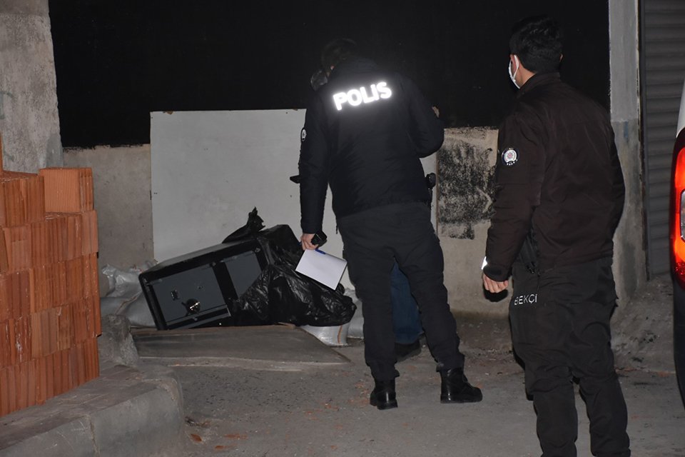 İzmir'in Bayraklı ilçesinde, çalıntı olduğu değerlendirilen bir çelik kasa sokakta