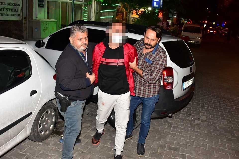 İzmir'in Konak il&ccedil;esinde Şahin Arıkan, aralarındaki husumet nedeniyle tartıştığı M.T.,