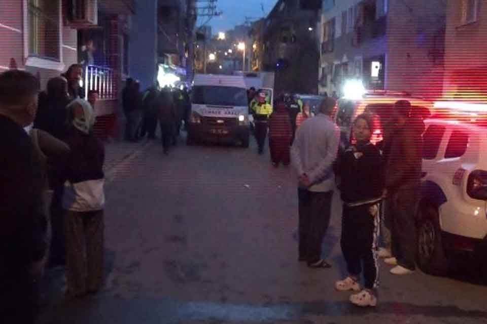 Karabağlar il&ccedil;esinde, sokakta oyun oynayan 3 yaşındaki Umut Duymaz, kamyonetin
