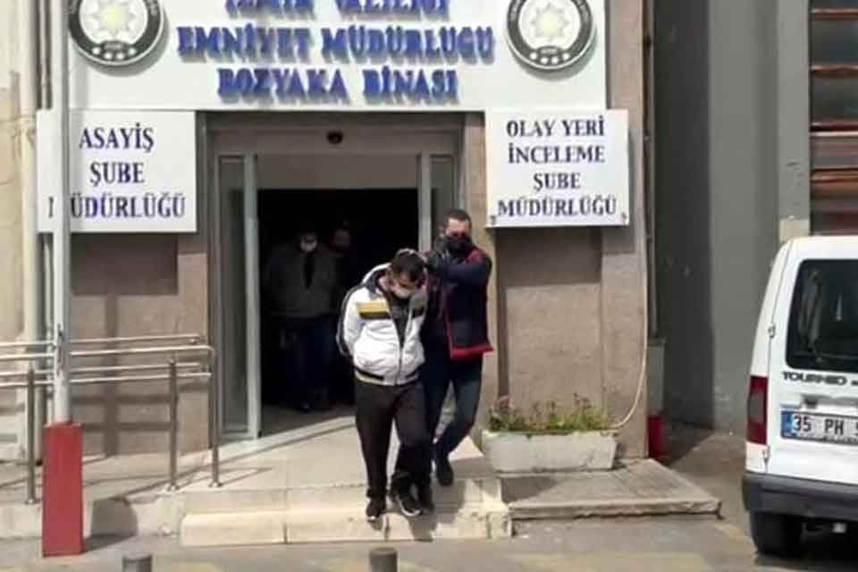 İZMİR'in Konak il&ccedil;esinde, husumetli iki grup arasında &ccedil;ıkan silahlı kavgada
