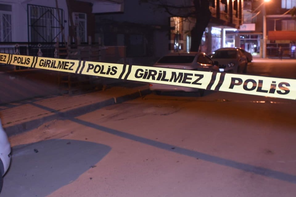 Bornova il&ccedil;esinde Şerafettin Delibaş (49), evine giderken sokakta tartıştığı kişiler