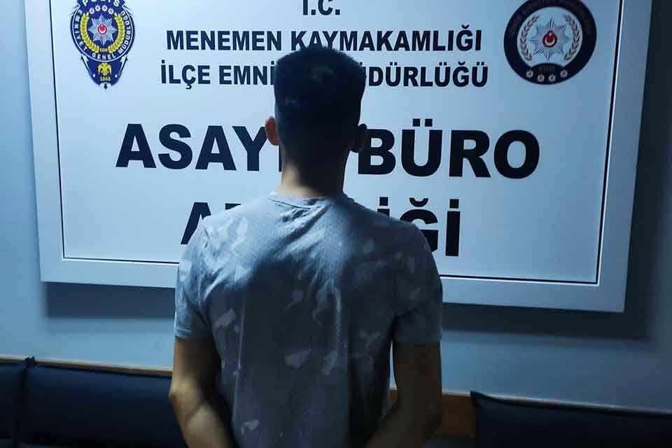 İZMİR'in Menemen il&ccedil;esinde Enes &Ccedil;&ouml;p&uuml;rkaya (20), sokak ortasında tartıştığı husumetlisi