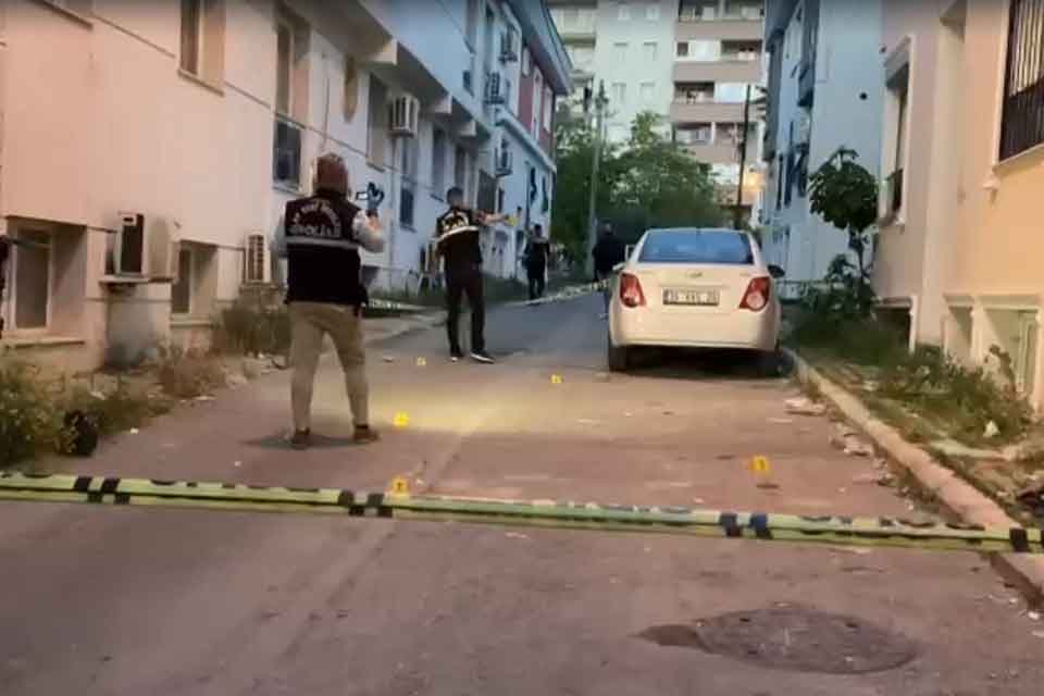 Olay, saat 19.00 sıralarında Atatürk Mahallesi 202/44 sokakta meydana geldi.