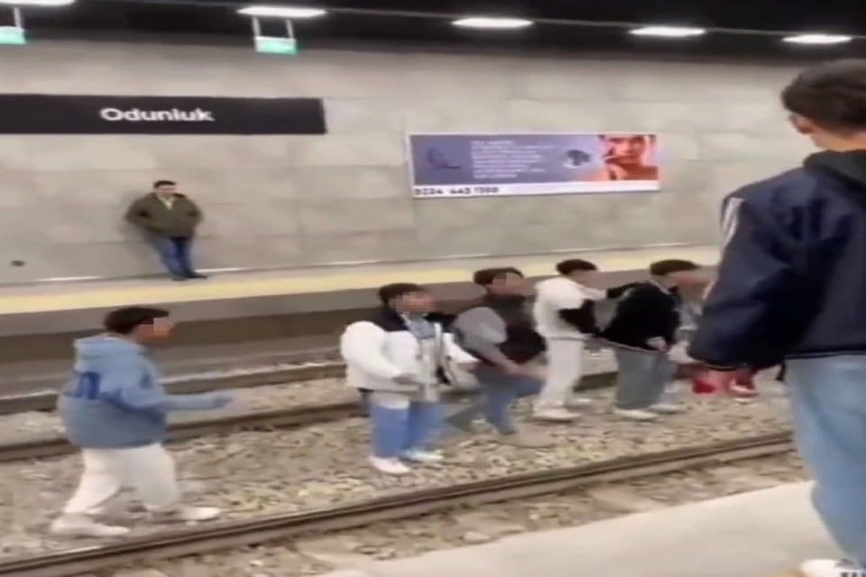 Bursa'da akıllara durgunluk veren bir g&ouml;r&uuml;nt&uuml; ortaya &ccedil;ıktı. Kentte metro