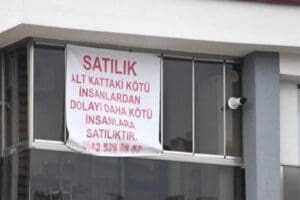 Tekirdağ'ın &Ccedil;orlu il&ccedil;esinde &Ouml;zge Şeber (35), oturduğu sitede komşularının yaptığı