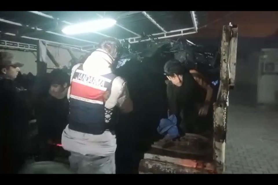 Hatay&rsquo;da durumundan ş&uuml;phelenilerek durdurulan pikabın dorsesinden 23 Suriyeli ka&ccedil;ak &ccedil;ıktı.