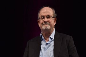 ABD&rsquo;de bı&ccedil;aklanan ve ağır yaralanan&nbsp;&lsquo;Şeytan Ayetleri&rsquo;&nbsp;adı kitabın Britanyalı yazarı&nbsp;Salman R&uuml;şdi&rsquo;nin