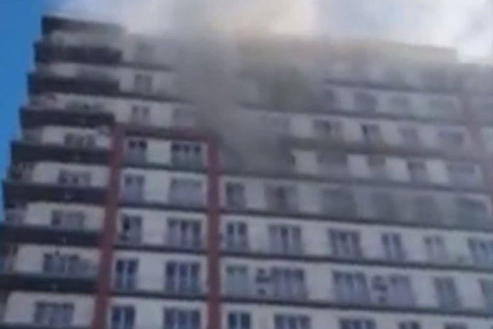 İstanbul Esenyurt&rsquo;ta bulunan bir rezidansta hen&uuml;z bilinmeyen nedenle yangın &ccedil;ıktı.