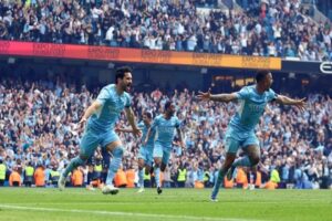 Premier Lig'de şampiyonluk yarışı son maçta adeta nefesleri kesti. Kendi